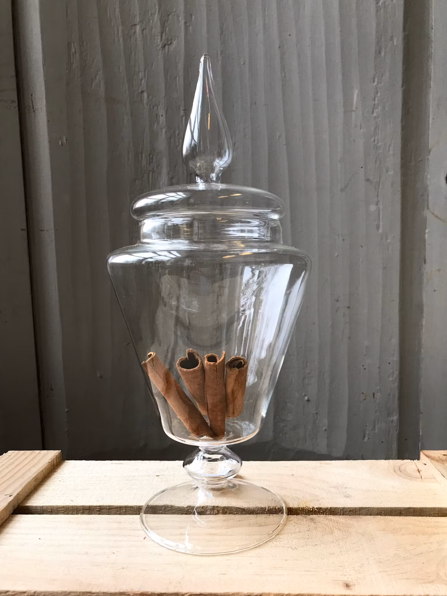 Glasburk med lock