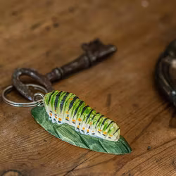 Nyckelring fjärilslarv