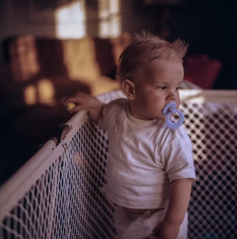 Hvordan får jeg barnet mitt til å sove hele natten i sin egen seng?