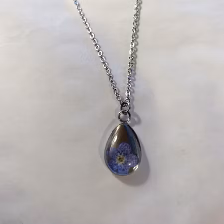 Halsband: droppe med förgätmigej