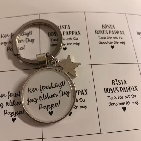 Nyckelring: rund med liten berlock