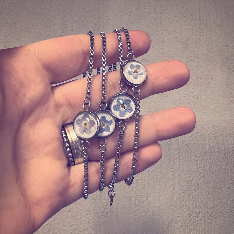 Armband: förgätmigej