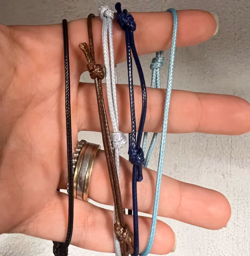 Armband: rosa bandet