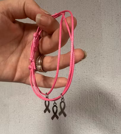Armband: rosa bandet