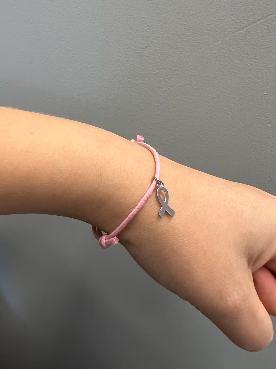 Armband: rosa bandet