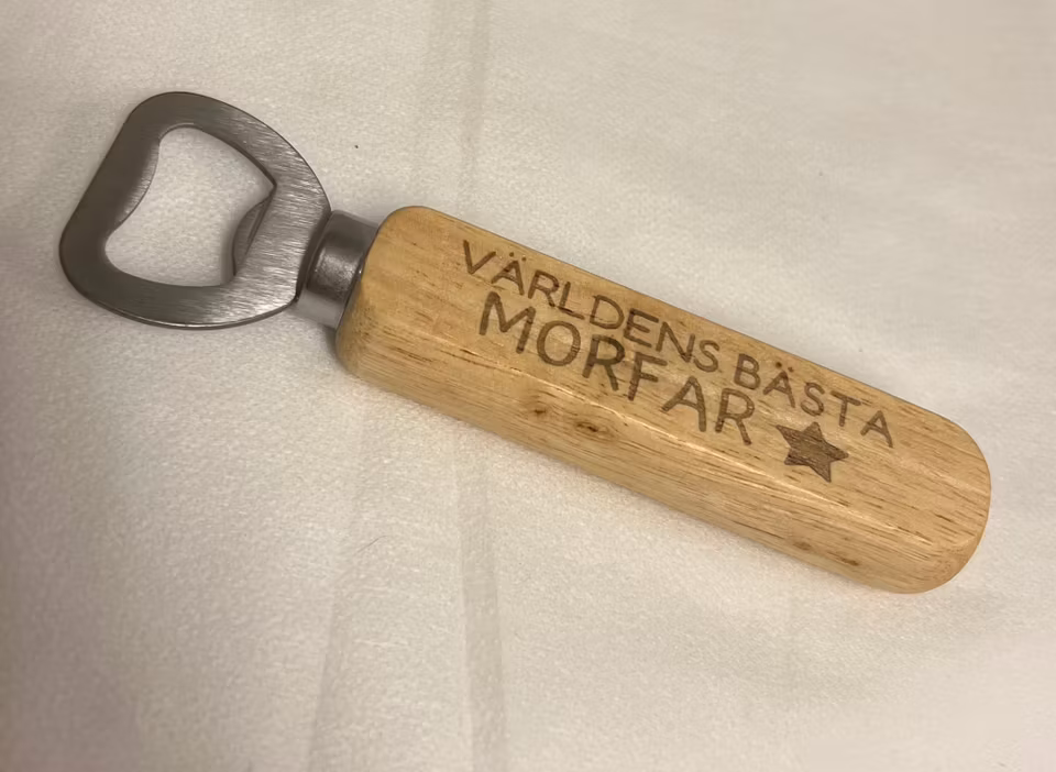 Kapsylöppnare med träskaft - personlig text