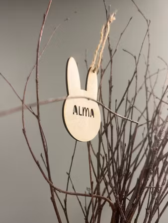 Hänge: hare i trä