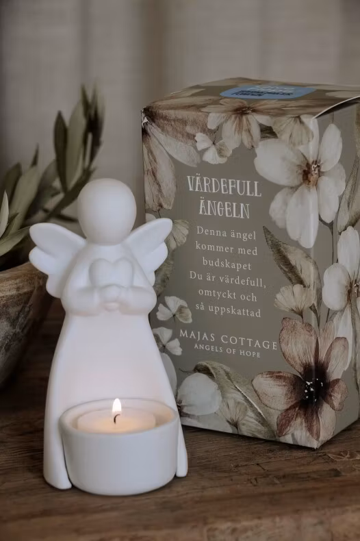 Majas värdefull ängel med värmeljus