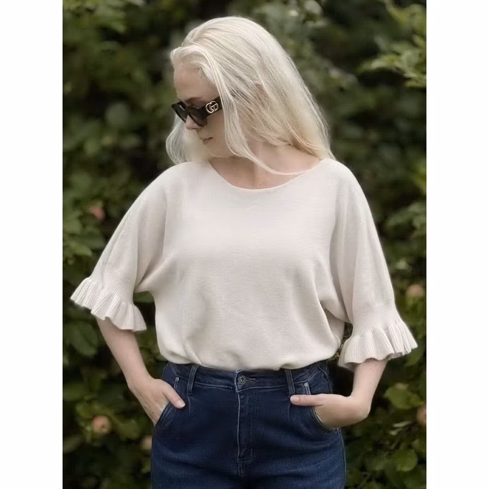 Stickad blus med volang ärm