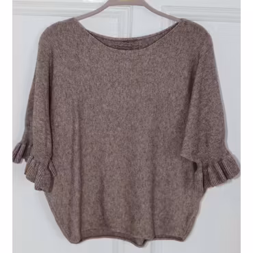 Stickad blus med volang ärm