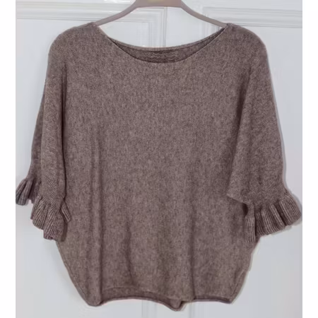 Stickad blus med volang ärm