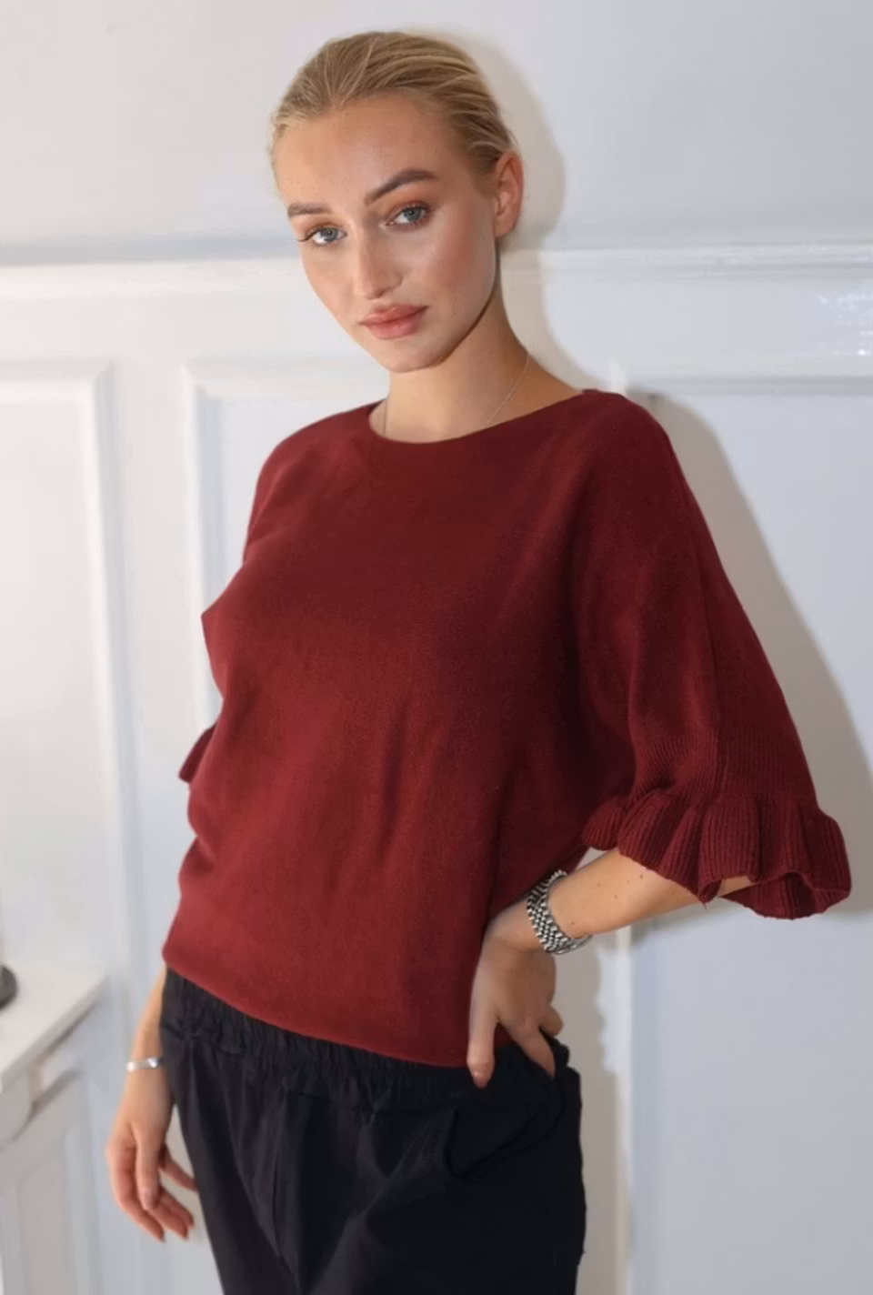Stickad blus med volang ärm