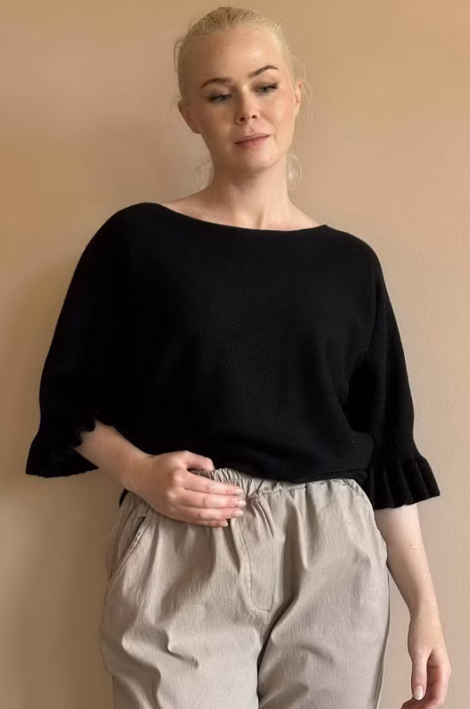Stickad blus med volang ärm