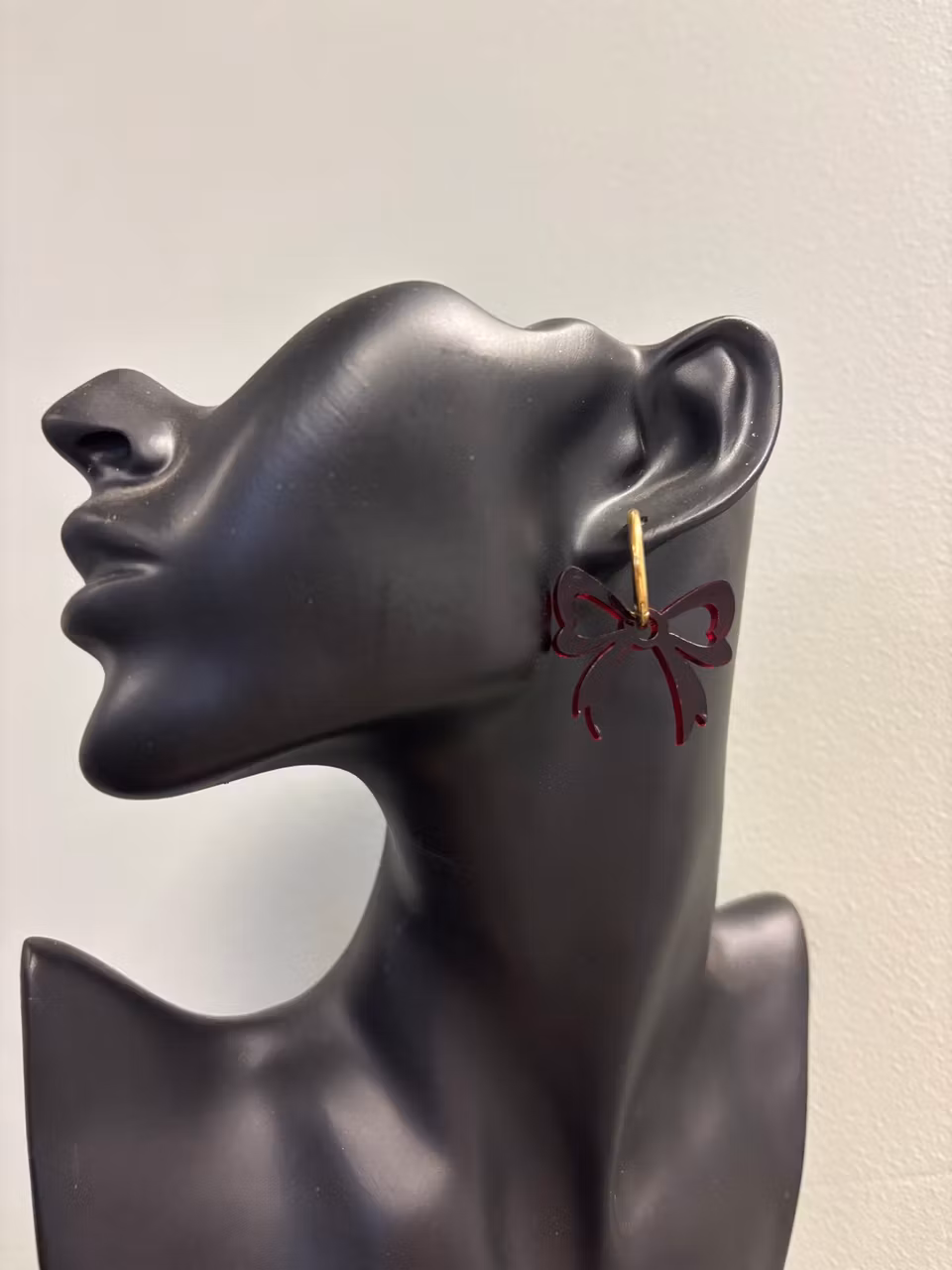 Örhängen: hängrosett röda