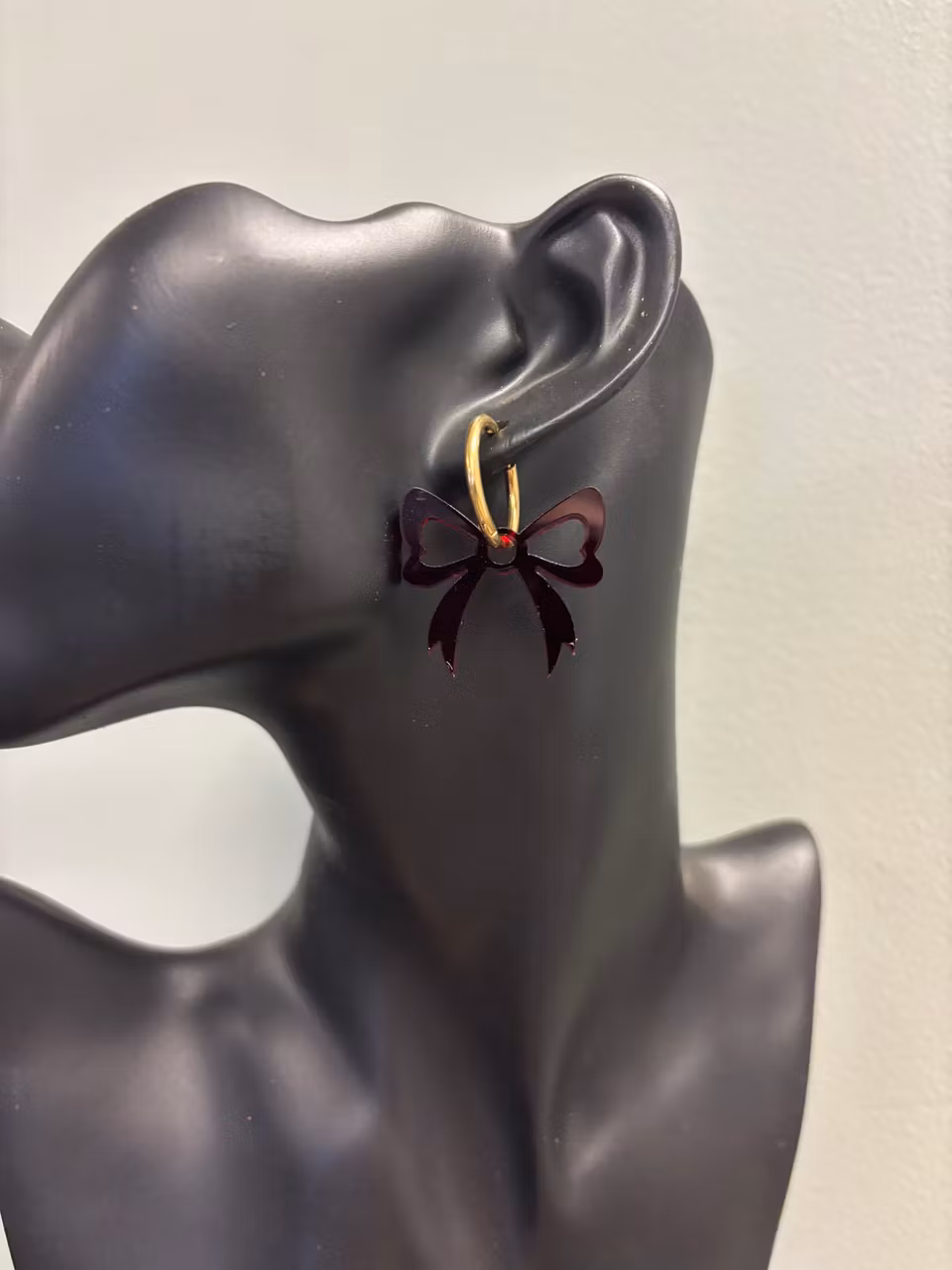 Örhängen: hängrosett röda