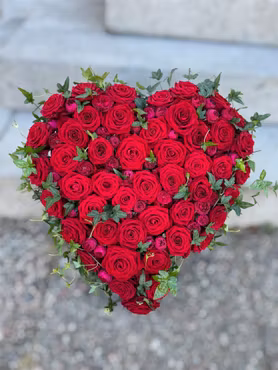 Begravningshjärta - röda rosor