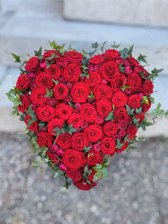 Begravningshjärta - röda rosor