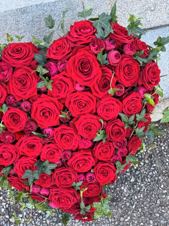 Begravningshjärta - röda rosor