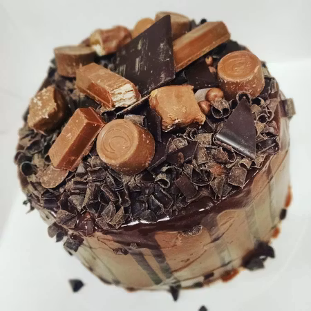 Chocolate drip cake (8-bit)