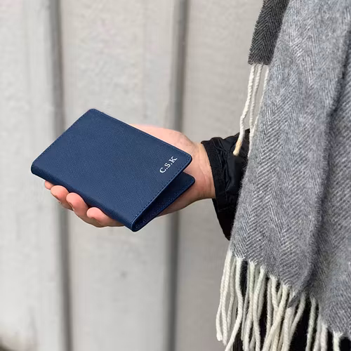 Navy Saffiano passfodral med gravyr