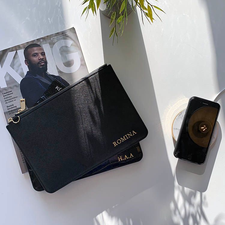 Black pouch/ väska med gravyr