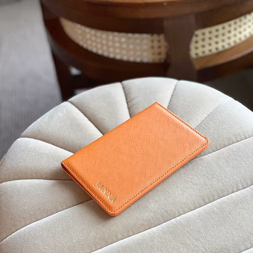 Orange passfodral med gravyr