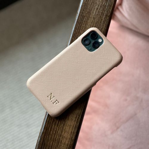 Beige skal till iPhone med gravyr- Saffiano