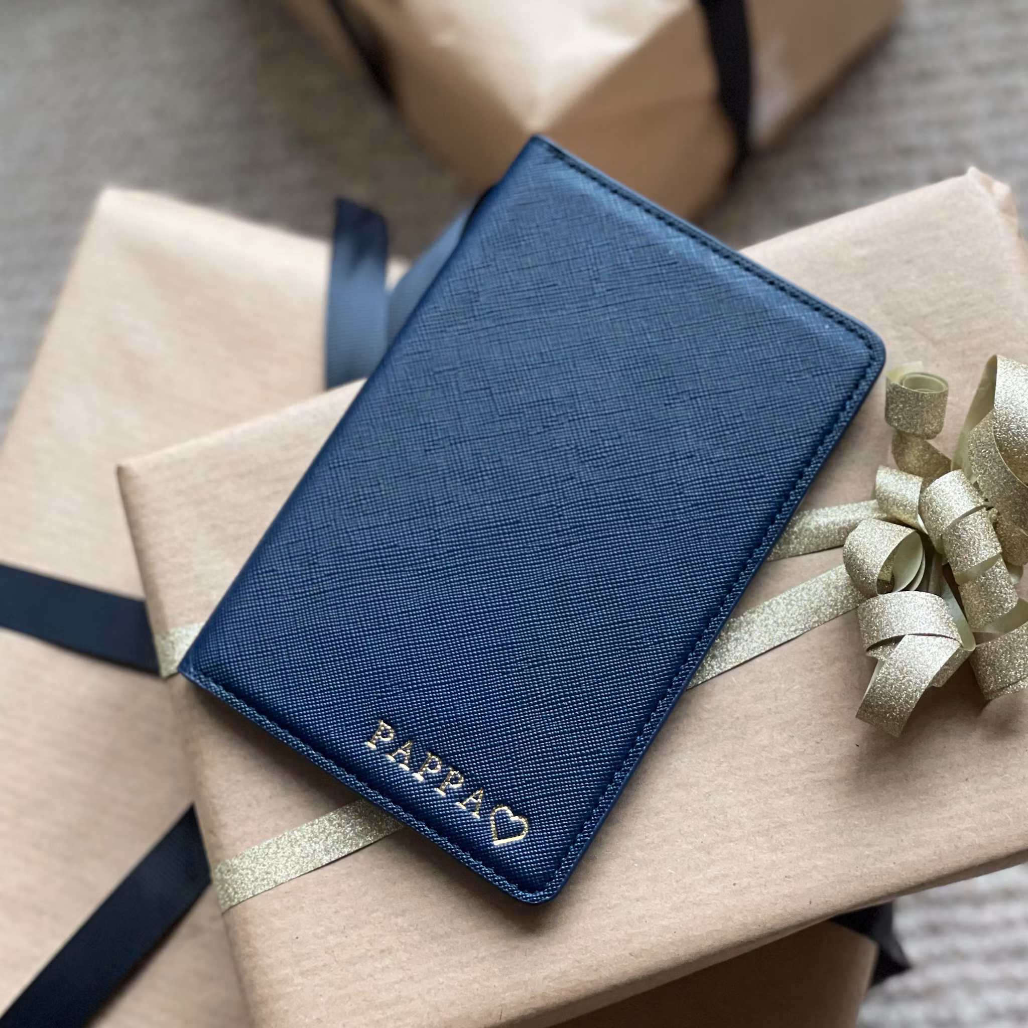 Navy Saffiano passfodral med gravyr