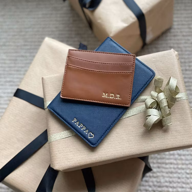 Navy Saffiano passfodral med gravyr