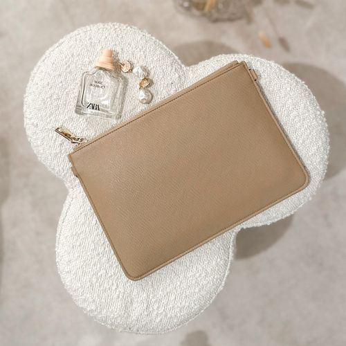 Beige saffiano  pouch/ väska med gravyr