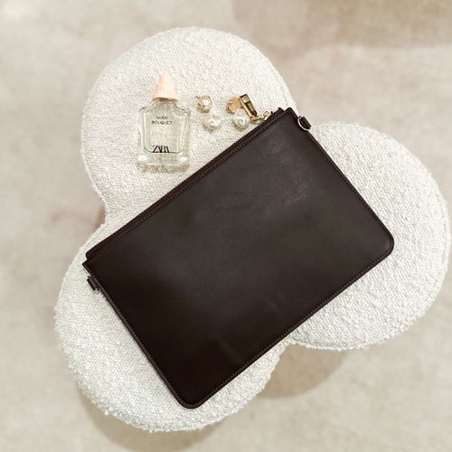 Dark Brown smooth pouch/ väska med gravyr