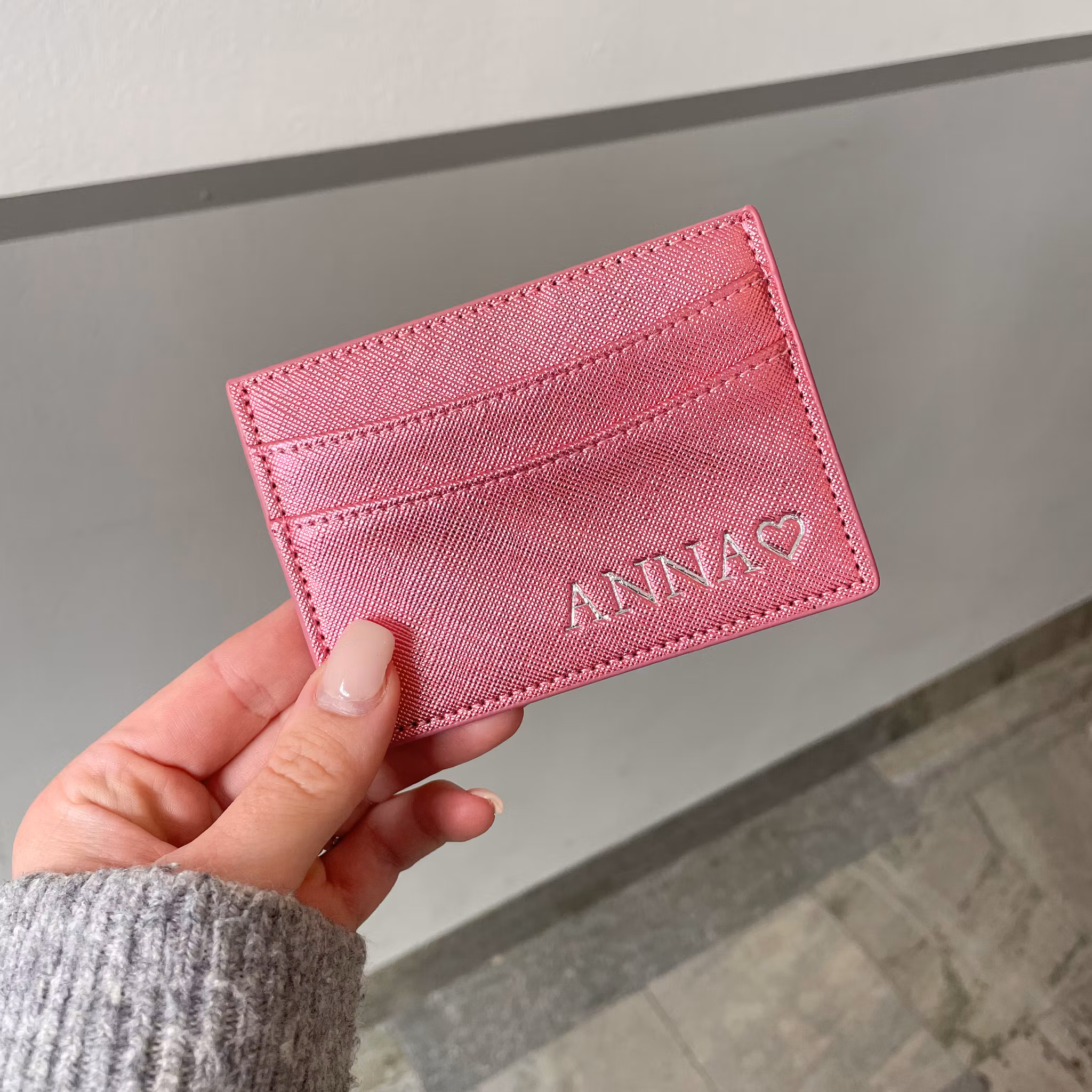 Perfect pink metallic korthållare