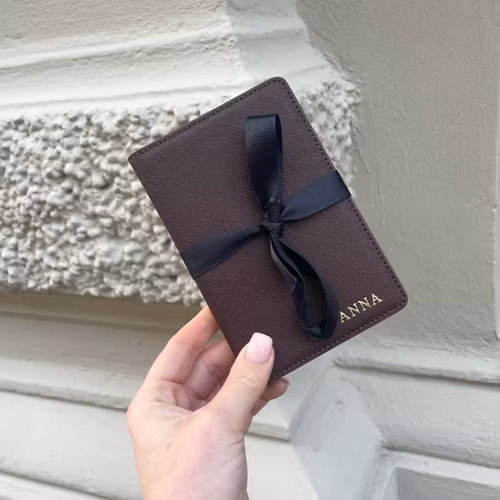 Mörkbrunt passfodral med gravyr