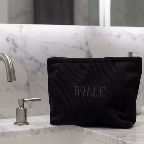 Svart necessär med namn