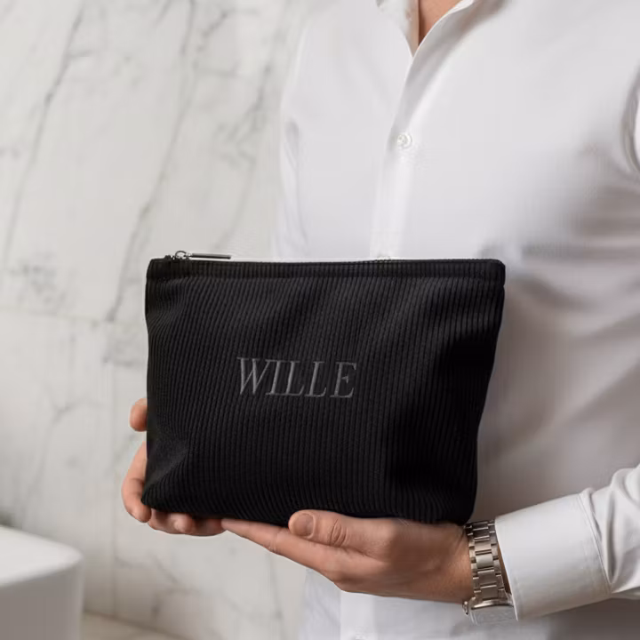 Svart necessär med namn