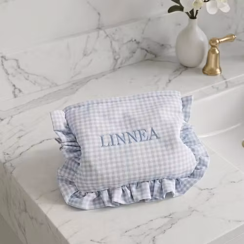Ljusblå rutig sminkväska med namn