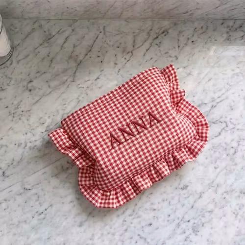 Röd rutig sminkväska med namn