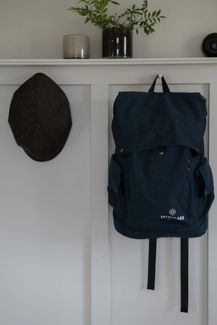 STILVOLLER CANVAS-RUCKSACK VON SUTHERLAND & SONS – NAVY