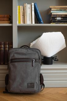 STILVOLLER RUCKSACK VON SUTHERLANDS & SONS – GRAU