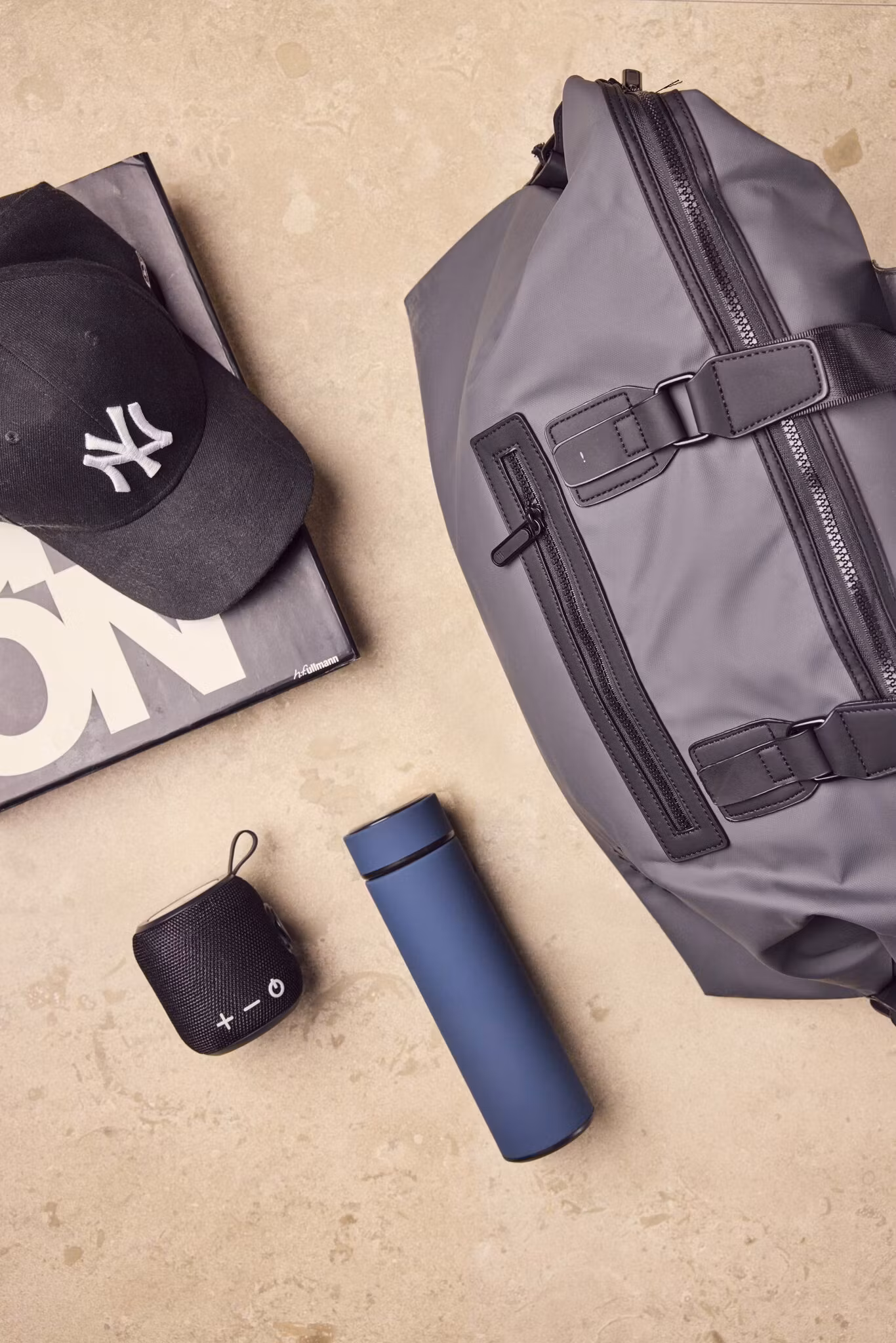 TRENDY DÜFFELTASCHE AUS NYLON VON SUTHERLAND & SONS – GRAU