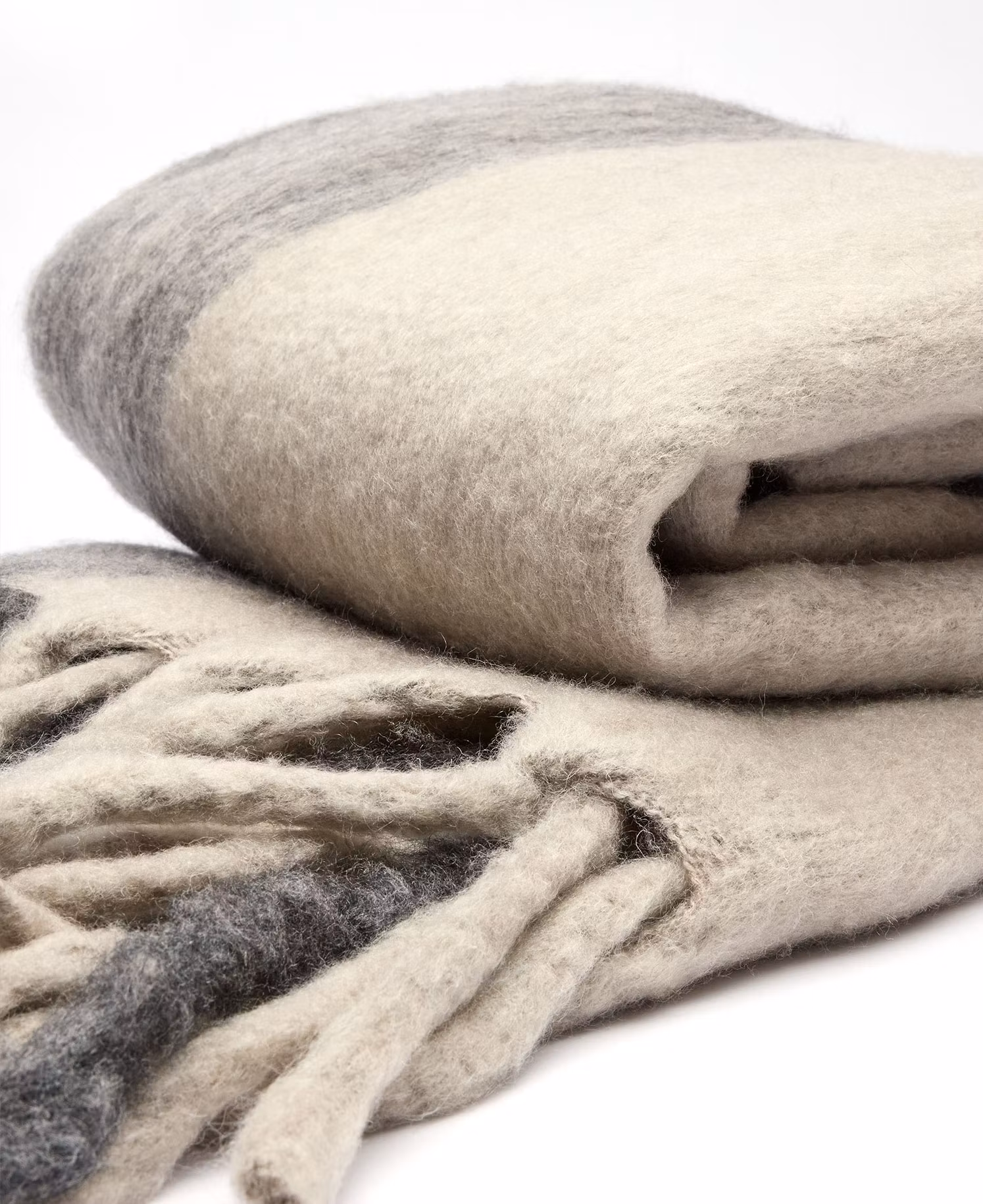 Weiches Wollplaid von Ylevertket – breit gestreift in Grau