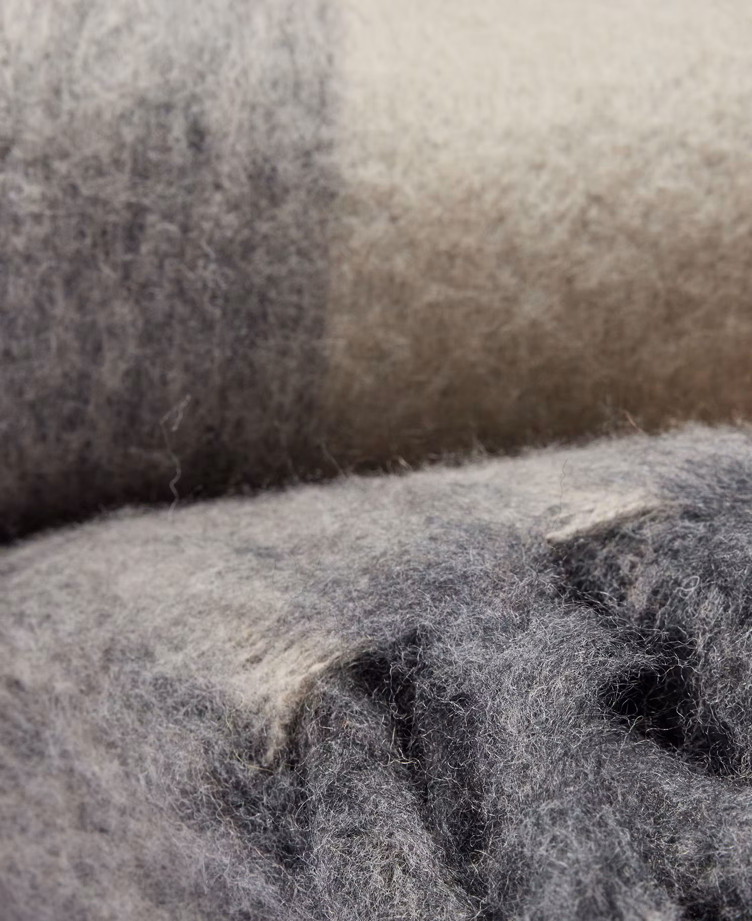 Weiches Wollplaid von Ylevertket – breit gestreift in Grau