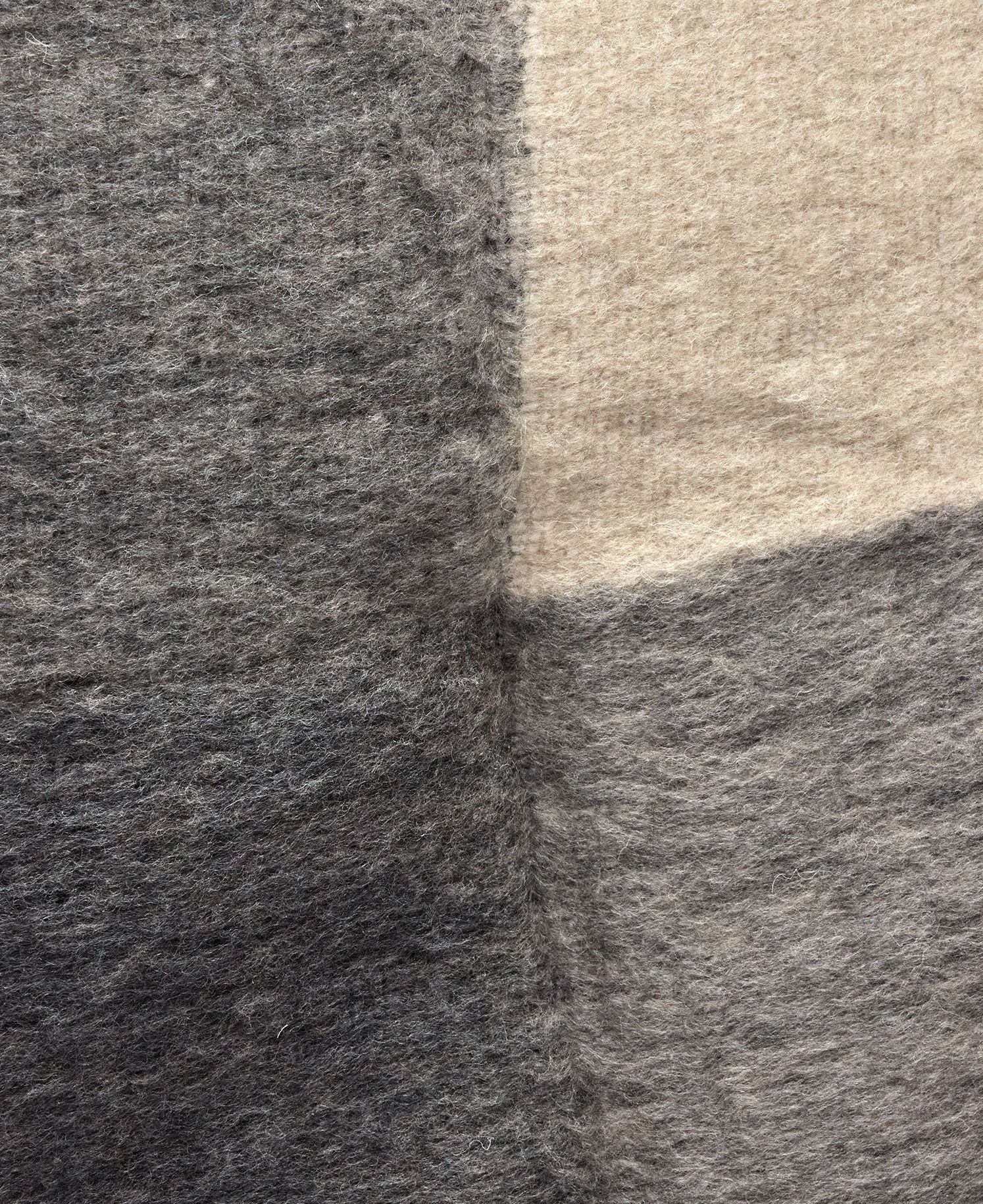 Weiches Wollplaid von Ylleverket– großes quadratisches Grau