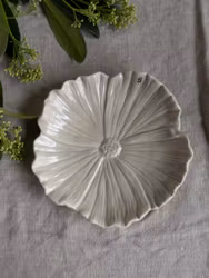 Storefactory Blomster Stort fat i keramik, beige