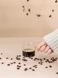 Liten mugg i räfflat glas