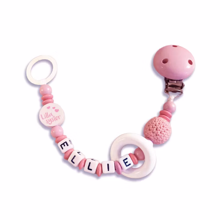 Napphållare med namn av rosa och vita pärlor och med texten "lillasyster".