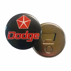 Dodge kylskåpsmagnet med kapsylöppnare