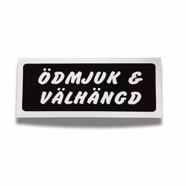 Ödmjuk & Välhängd - Klistermärke
