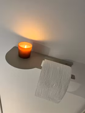 Toarullehållare med hylla grå-beige
