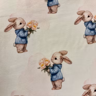 Kaniner med blommor, benvit bakgrund med rosa moln, Bomullsjersey